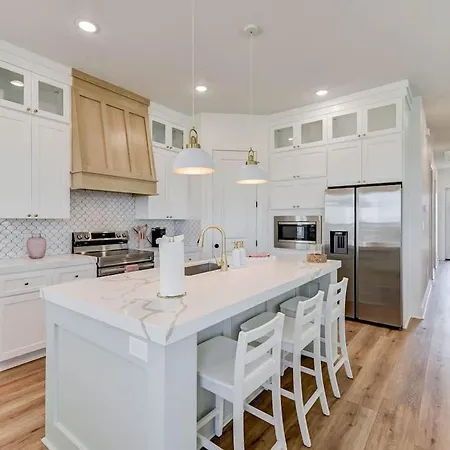 New Sunny Villa-1 Block From Beach